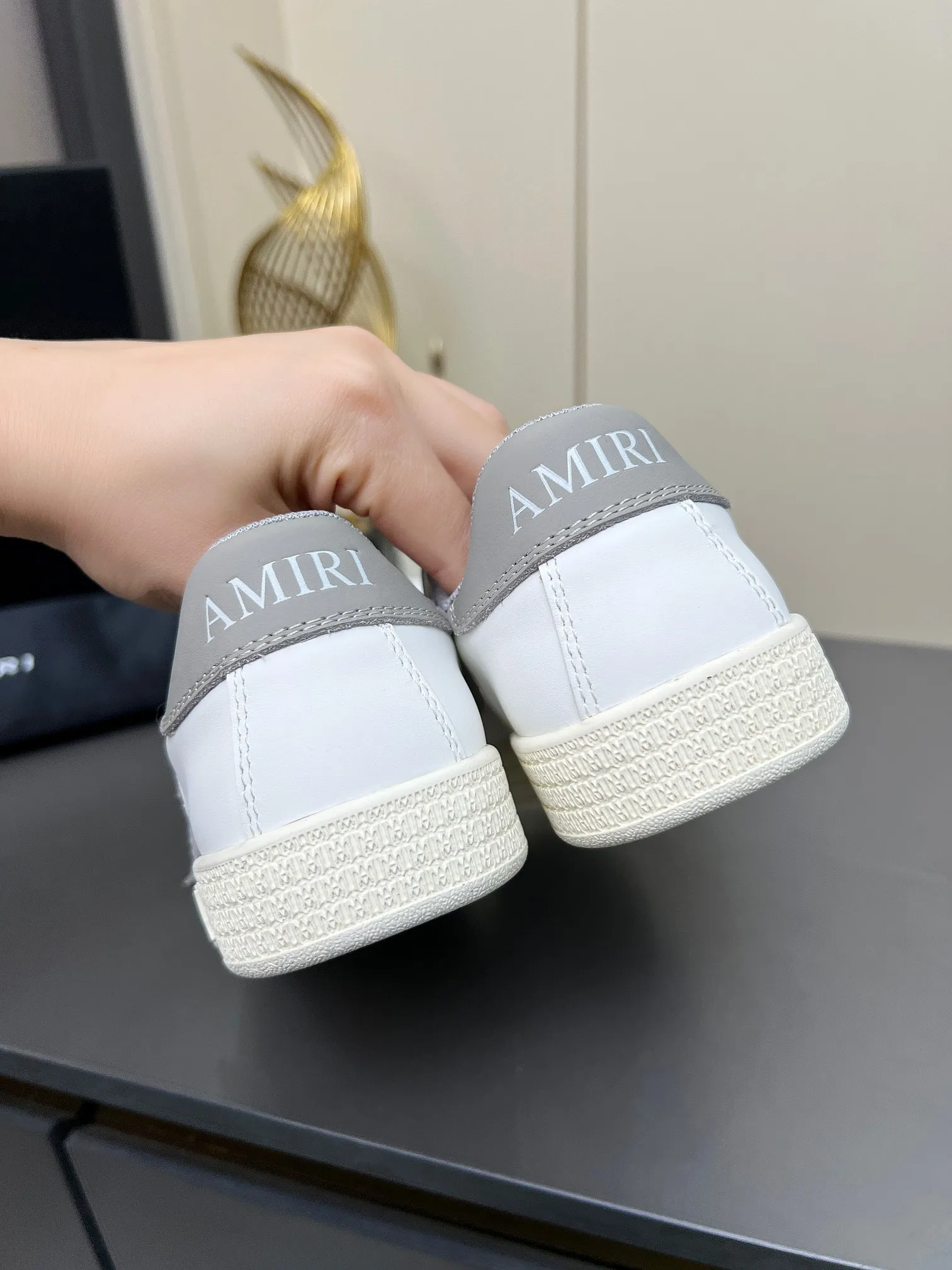 Men's Men's Shoes 💰580 Bone Shoes · AMIRI Skel-Top AMIRI 🔥 launches a new "ThePacific" series of low-top casual sports moral training shoes in the early spring of 2025. This iconic shoe covers men's and women's shoes, drawing inspiration from the brand's classic sports style and elegantly integrating West Coast style. "The Pacific" contrasting five-pointed star series is rooted in Amiri's unique California genes, showing the freedom and leisure atmosphere of the West Coast. This series launches two styles that incorporate the brand's iconic elements: the leather version is made of pure white leather with a same-color sole, and is embellished with star patterns on the side of the shoe, just like the bright starry sky of California. The black and ocean blue colors are shared by men and women, and there is also a red star model exclusive for men and a light pink star model exclusive for women. The suede model is decorated with the brand's classic bone pattern on the side of the shoe. The rubber sole and suede fabric complement each other. The color scheme covers black, chocolate and sand, and is suitable for both men and women. Made of imported cowhide and decorated with bone pieces on the sides of the upper, it is novel and unique and has a good three-dimensional effect! High-density breathable mesh lining + original molded TPU outsole 🙏 Recommended by celebrities, bloggers and internet celebrities, 🚵🏻 an indispensable item for shopping, partying and traveling. One of the most unmissable sneakers in 2025 ✦Color: 10 colors available ✦Size: Women’s size 35--40 ✦Size: Men’s size 39--45,